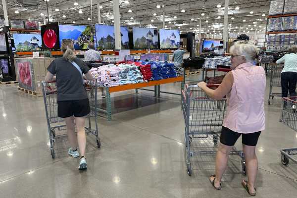 Consumers Keep Spending Despite High Prices and Wwn Gloomy Outlook. Can it Last?